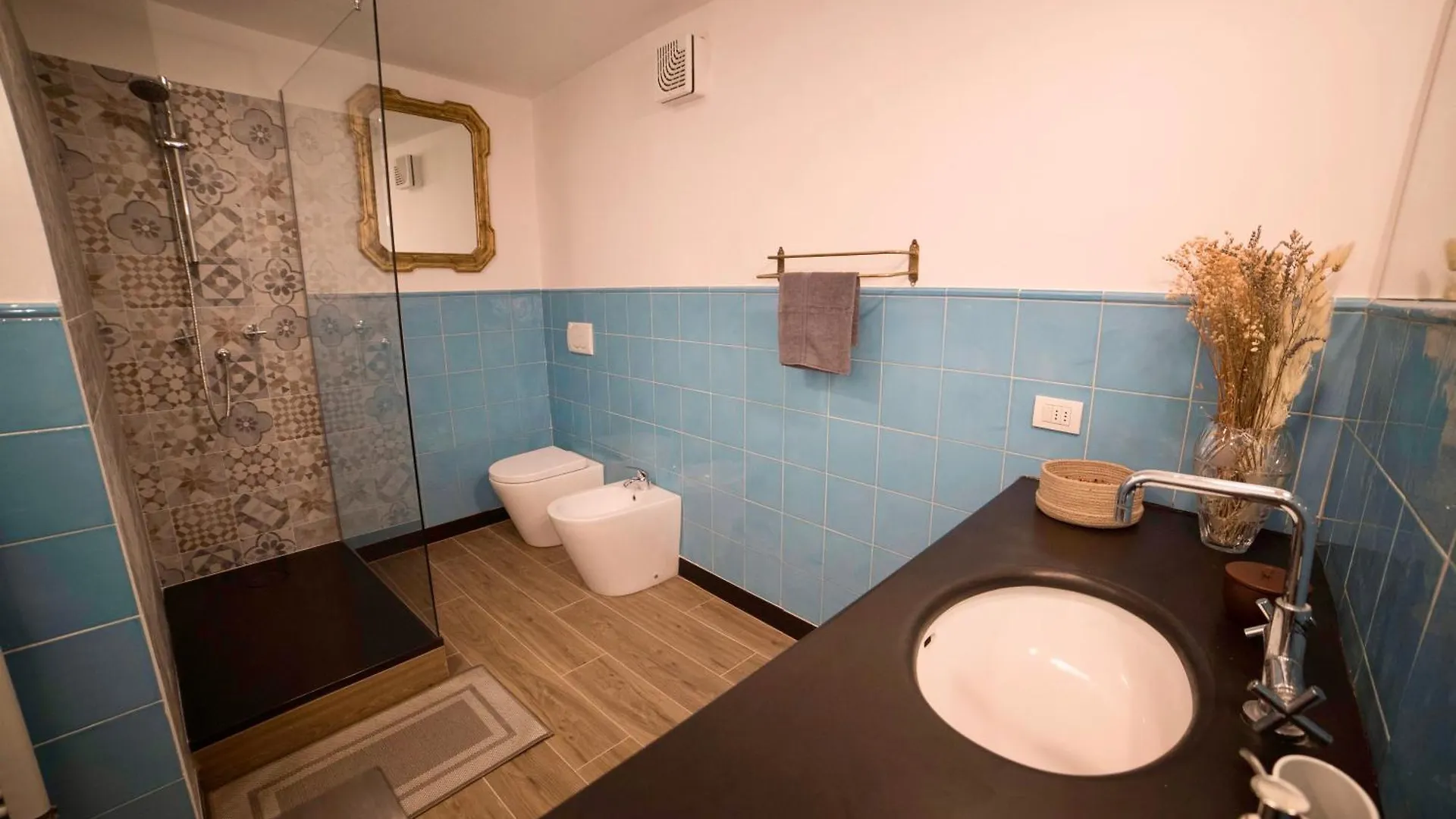 La Loggia Delle Regine Historic Center Apartment In A Period Building, Facing The Aquarium With Wi Fi And Ac Cenova